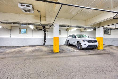 Garage - 6-388 Av. Olivier, Westmount, QC - Indoor Photo Showing Garage
