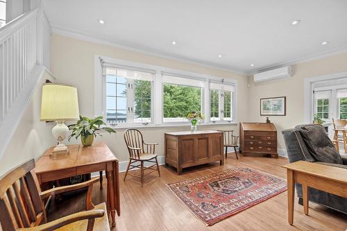 Salon - 182 Rue Main, Hudson, QC - Indoor