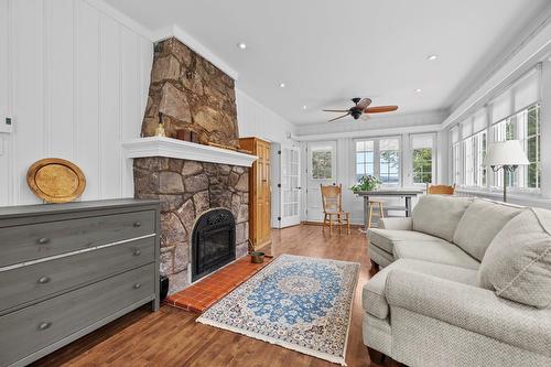 Salle familiale - 182 Rue Main, Hudson, QC - Indoor Photo Showing Living Room With Fireplace