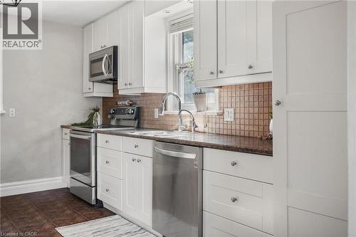 300 Melrose Avenue, Kitchener, ON - Indoor Photo Showing Kitchen
