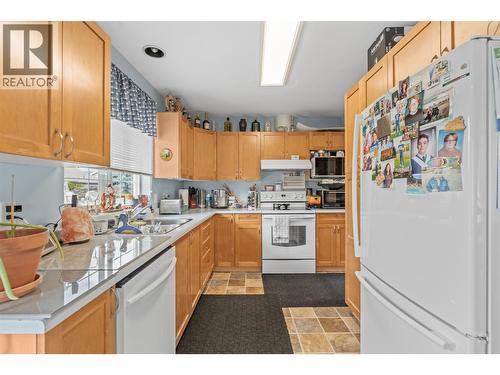 2039 Game Court, Armstrong, BC - Indoor Photo Showing Kitchen