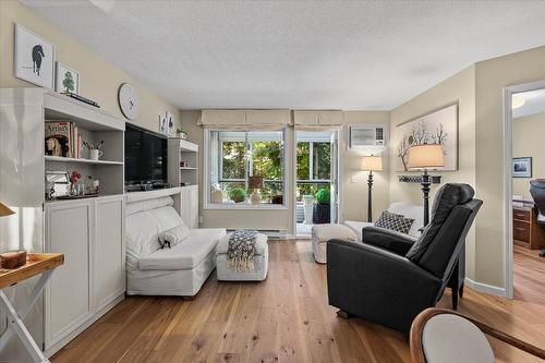 103-980 Glenwood Avenue, Kelowna, BC - Indoor Photo Showing Living Room