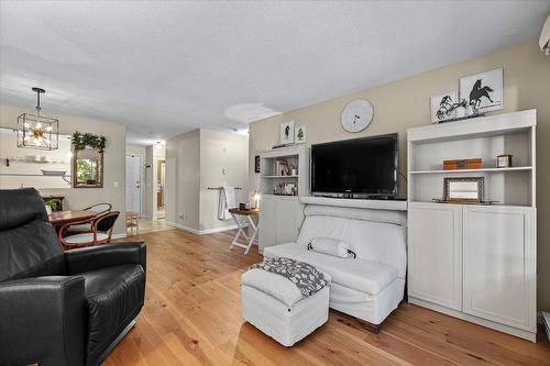 103-980 Glenwood Avenue, Kelowna, BC - Indoor Photo Showing Living Room