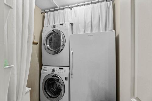 103-980 Glenwood Avenue, Kelowna, BC - Indoor Photo Showing Laundry Room
