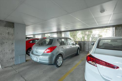 103-980 Glenwood Avenue, Kelowna, BC - Indoor Photo Showing Garage