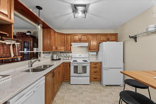 103-980 Glenwood Avenue, Kelowna, BC - Indoor Photo Showing Kitchen With Double Sink