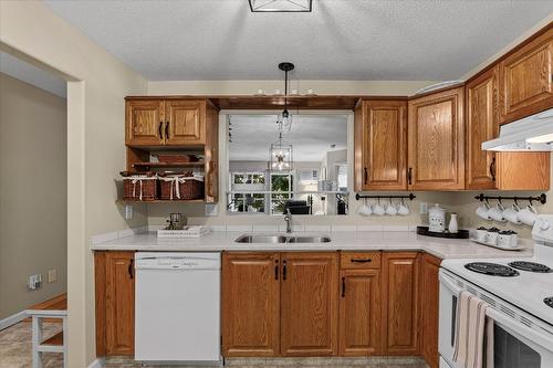 103-980 Glenwood Avenue, Kelowna, BC - Indoor Photo Showing Kitchen With Double Sink