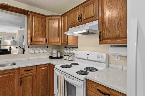 103-980 Glenwood Avenue, Kelowna, BC - Indoor Photo Showing Kitchen
