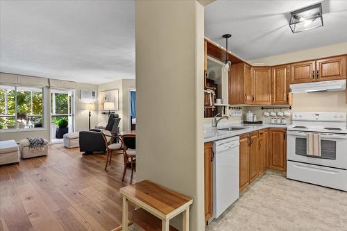 103-980 Glenwood Avenue, Kelowna, BC - Indoor Photo Showing Kitchen