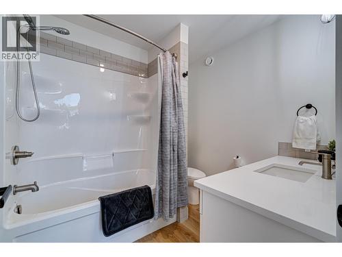 1643 Koocanusa Lake Drive, Lake Koocanusa, BC - Indoor Photo Showing Bathroom