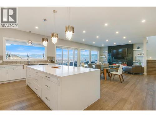 761 Highpointe Lane, Kelowna, BC - Indoor Photo Showing Kitchen With Upgraded Kitchen