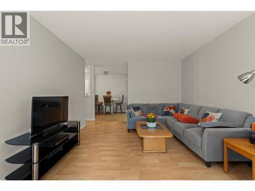 3901 32 Avenue Unit# 318, Vernon, BC - Indoor Photo Showing Living Room