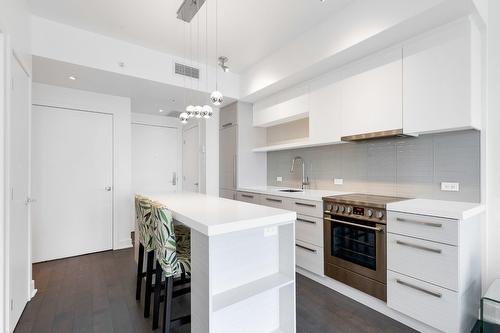 Kitchen - 2303-1050 Rue Drummond, Montréal (Ville-Marie), QC - Indoor Photo Showing Kitchen With Upgraded Kitchen
