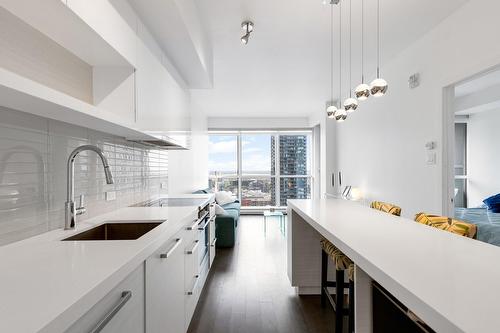 Kitchen - 2303-1050 Rue Drummond, Montréal (Ville-Marie), QC - Indoor Photo Showing Kitchen With Upgraded Kitchen