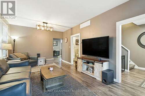 85 Crosthwaite Avenue N, Hamilton, ON - Indoor Photo Showing Living Room