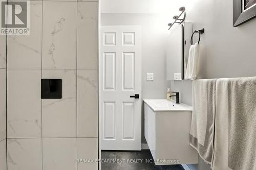 85 Crosthwaite Avenue N, Hamilton, ON - Indoor Photo Showing Bathroom