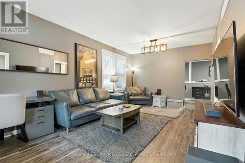 85 Crosthwaite Avenue N, Hamilton, ON - Indoor Photo Showing Living Room