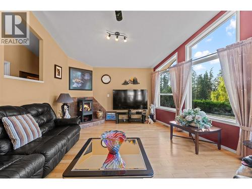 760 Mobley Road, Tappen, BC - Indoor Photo Showing Living Room