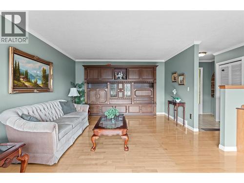 8804 Fitzmaurice Lane, Vernon, BC - Indoor Photo Showing Living Room