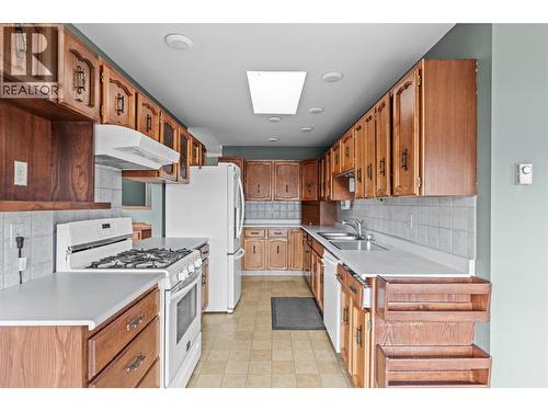 8804 Fitzmaurice Lane, Vernon, BC - Indoor Photo Showing Kitchen With Double Sink