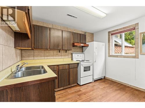 8804 Fitzmaurice Lane, Vernon, BC - Indoor Photo Showing Kitchen With Double Sink