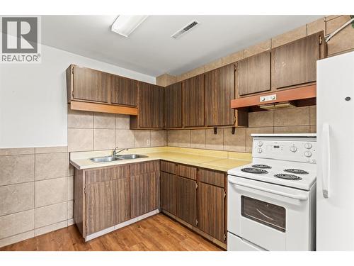 8804 Fitzmaurice Lane, Vernon, BC - Indoor Photo Showing Kitchen With Double Sink