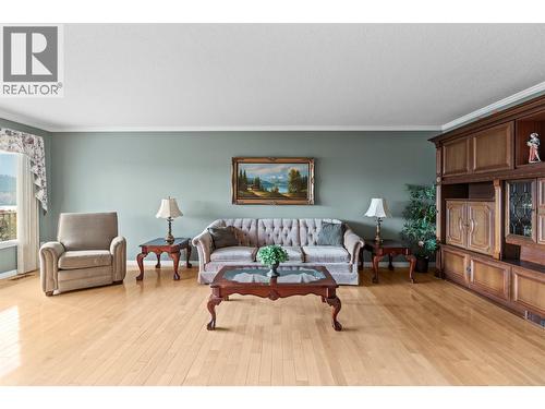 8804 Fitzmaurice Lane, Vernon, BC - Indoor Photo Showing Living Room