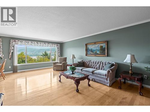 8804 Fitzmaurice Lane, Vernon, BC - Indoor Photo Showing Living Room