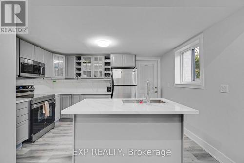 23 Lyndhurst Street, Hamilton, ON - Indoor Photo Showing Kitchen