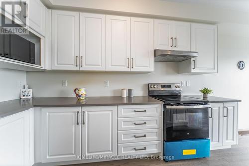 64 Phoenix Boulevard, Barrie, ON - Indoor Photo Showing Kitchen
