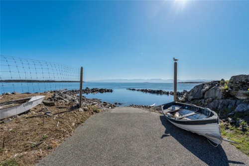 3045 Mcanally Rd, Saanich, BC 