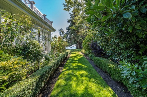 3045 Mcanally Rd, Saanich, BC 