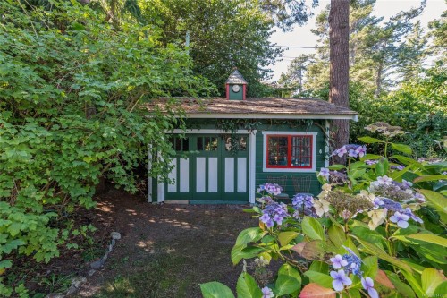 3045 Mcanally Rd, Saanich, BC 