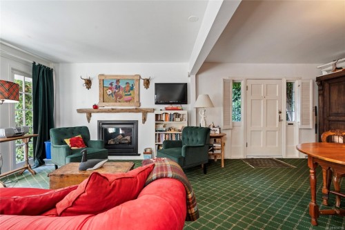 3045 Mcanally Rd, Saanich, BC 