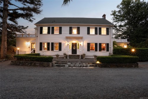 3045 Mcanally Rd, Saanich, BC 