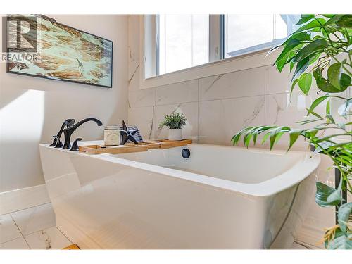 1612 Vincent Place, Kelowna, BC - Indoor Photo Showing Bathroom