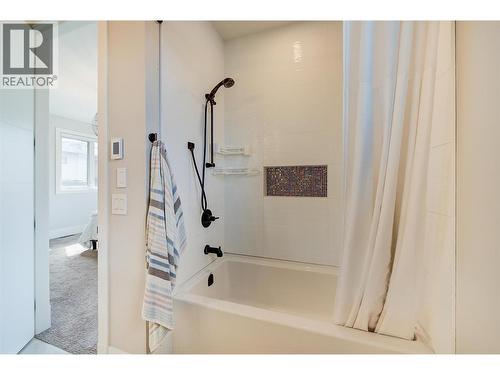 1612 Vincent Place, Kelowna, BC - Indoor Photo Showing Bathroom