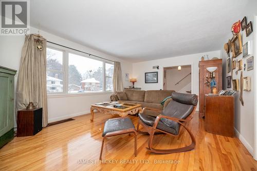 8 Tweedsmuir Place, Deep River, ON - Indoor Photo Showing Living Room