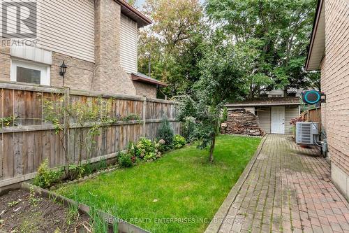 Side Yard - 878 South Service Road, Mississauga, ON - Outdoor