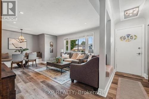 300 Melrose Avenue, Kitchener, ON - Indoor Photo Showing Living Room