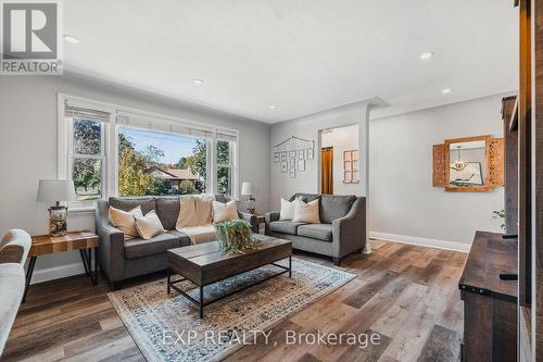 300 Melrose Avenue, Kitchener, ON - Indoor Photo Showing Living Room