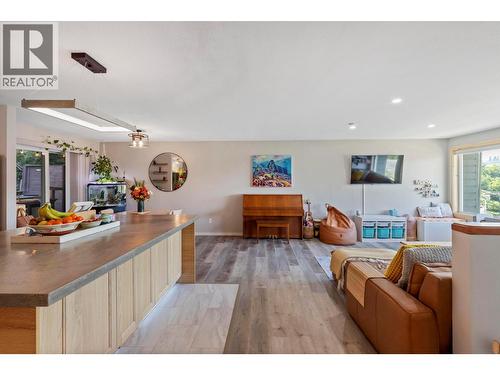 1525 Hollywood Road S, Kelowna, BC - Indoor