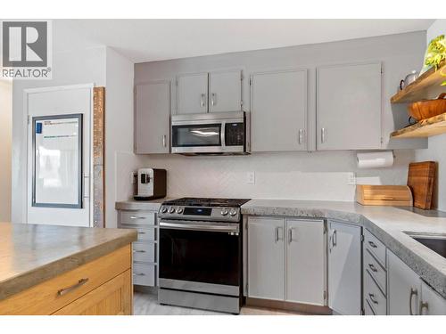 1525 Hollywood Road S, Kelowna, BC - Indoor Photo Showing Kitchen
