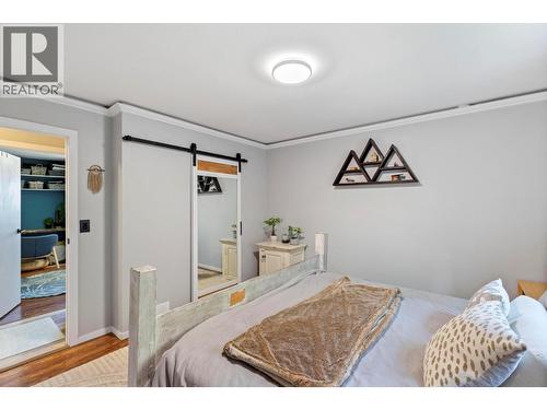 1525 Hollywood Road S, Kelowna, BC - Indoor Photo Showing Bedroom