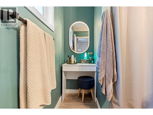 1525 Hollywood Road S, Kelowna, BC - Indoor Photo Showing Bathroom