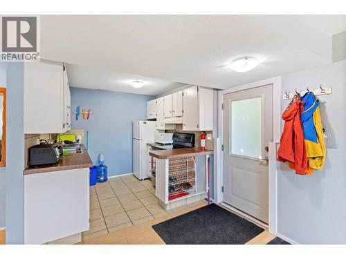 1525 Hollywood Road S, Kelowna, BC - Indoor Photo Showing Kitchen