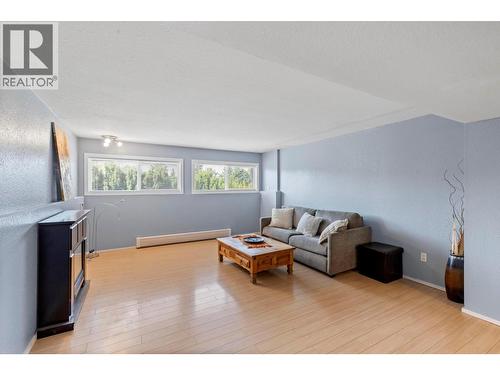1525 Hollywood Road S, Kelowna, BC - Indoor Photo Showing Living Room