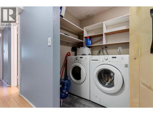 1525 Hollywood Road S, Kelowna, BC - Indoor Photo Showing Laundry Room