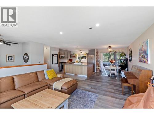 1525 Hollywood Road S, Kelowna, BC - Indoor Photo Showing Living Room