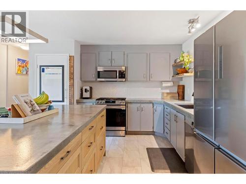 1525 Hollywood Road S, Kelowna, BC - Indoor Photo Showing Kitchen With Stainless Steel Kitchen